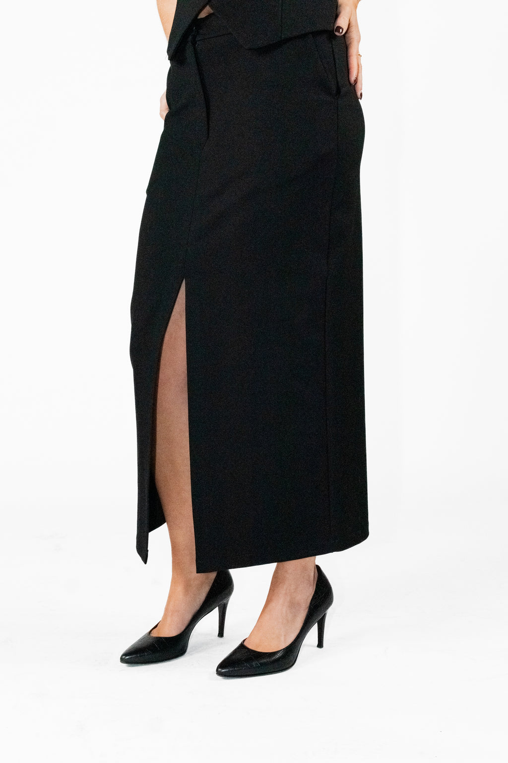 Jupe mi-longue noire avec fente centrale