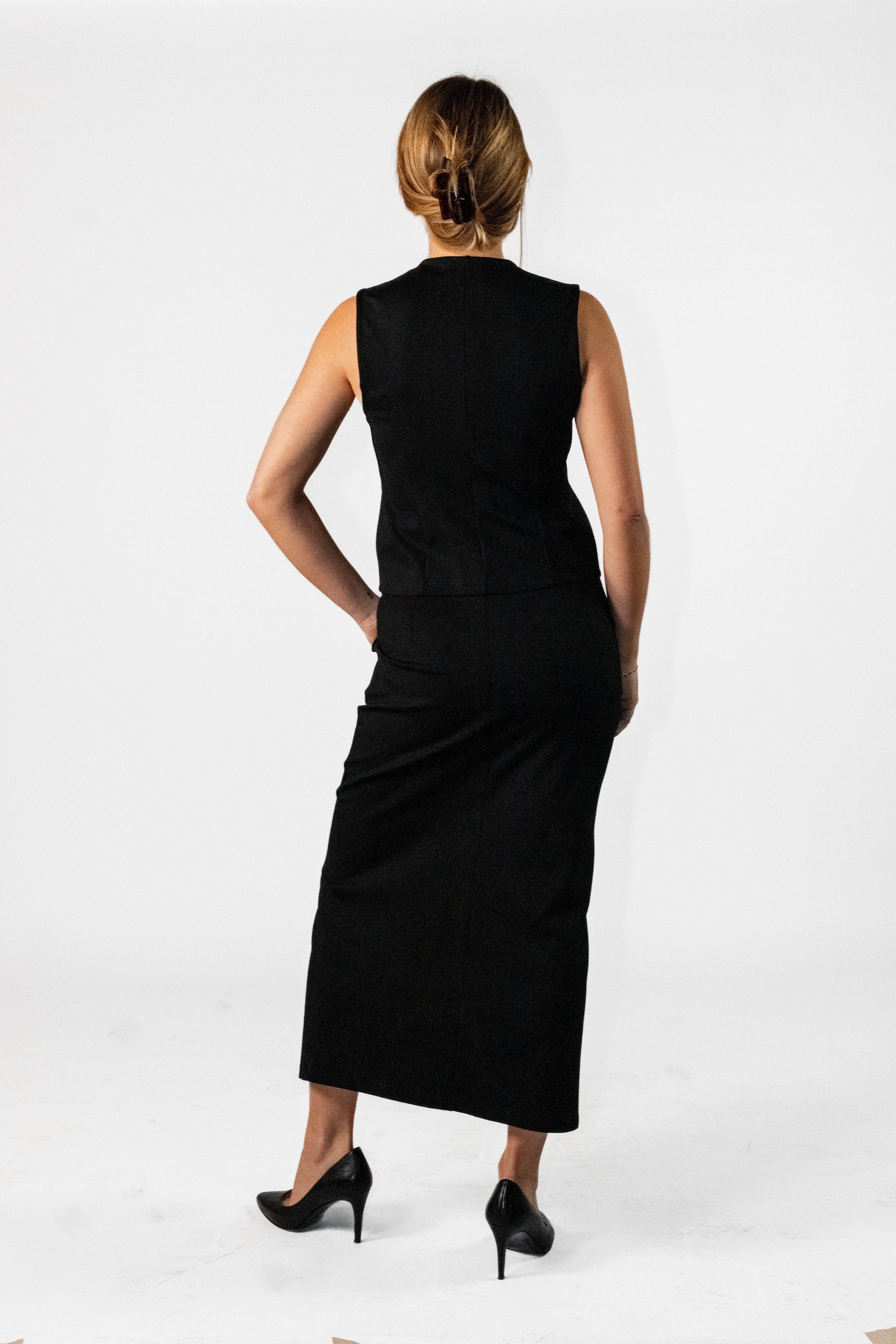 Jupe mi-longue noire avec fente centrale