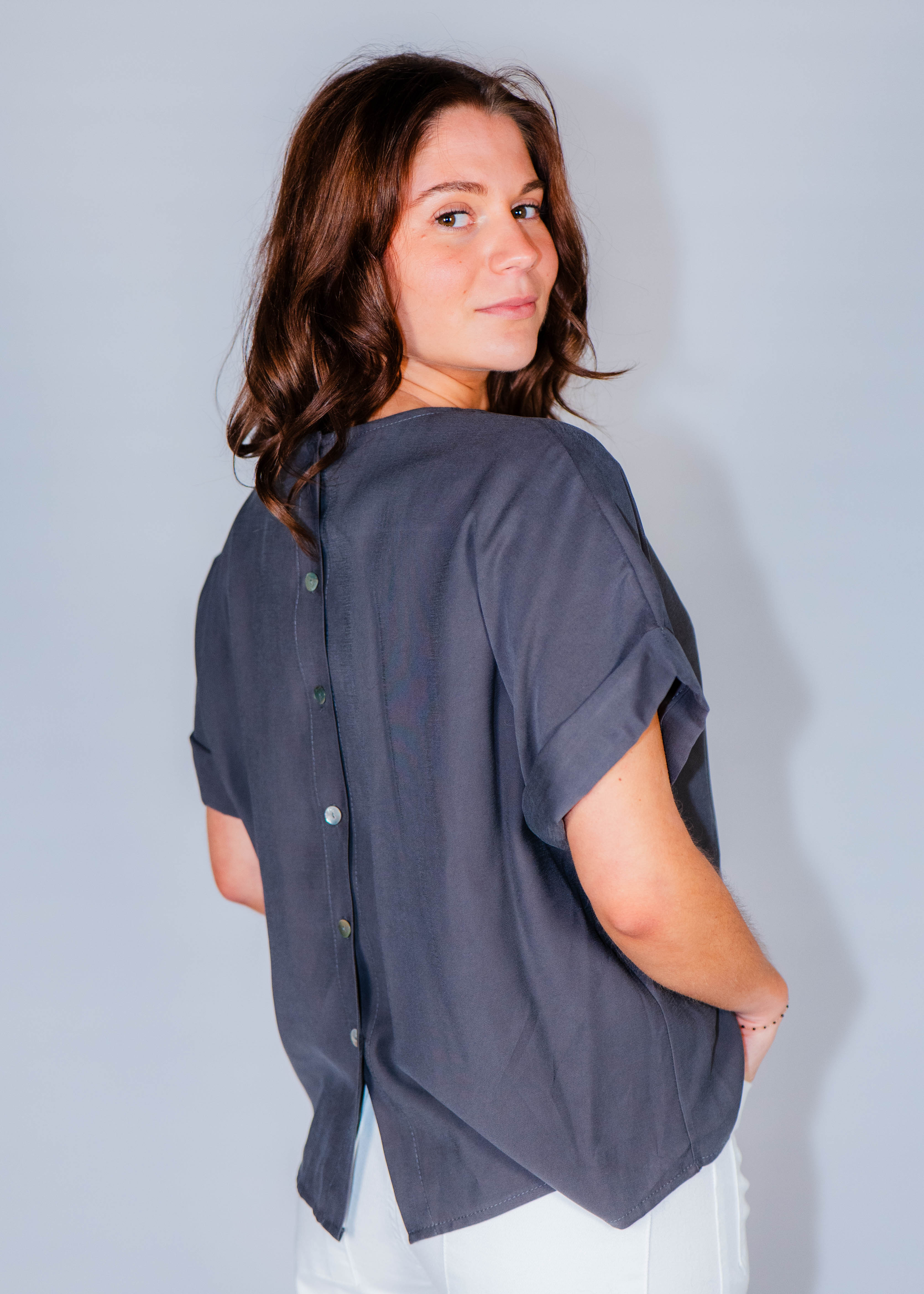 Blouse boutonnée dans le dos